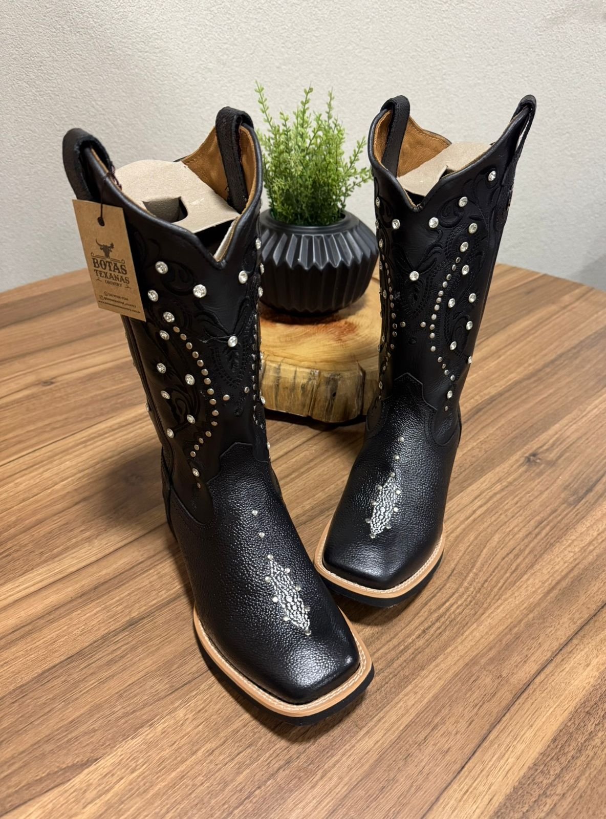 Texana Alice - Couro Látego e Arraia Preto/Bordado Tribal Preto c/ Metais Strass