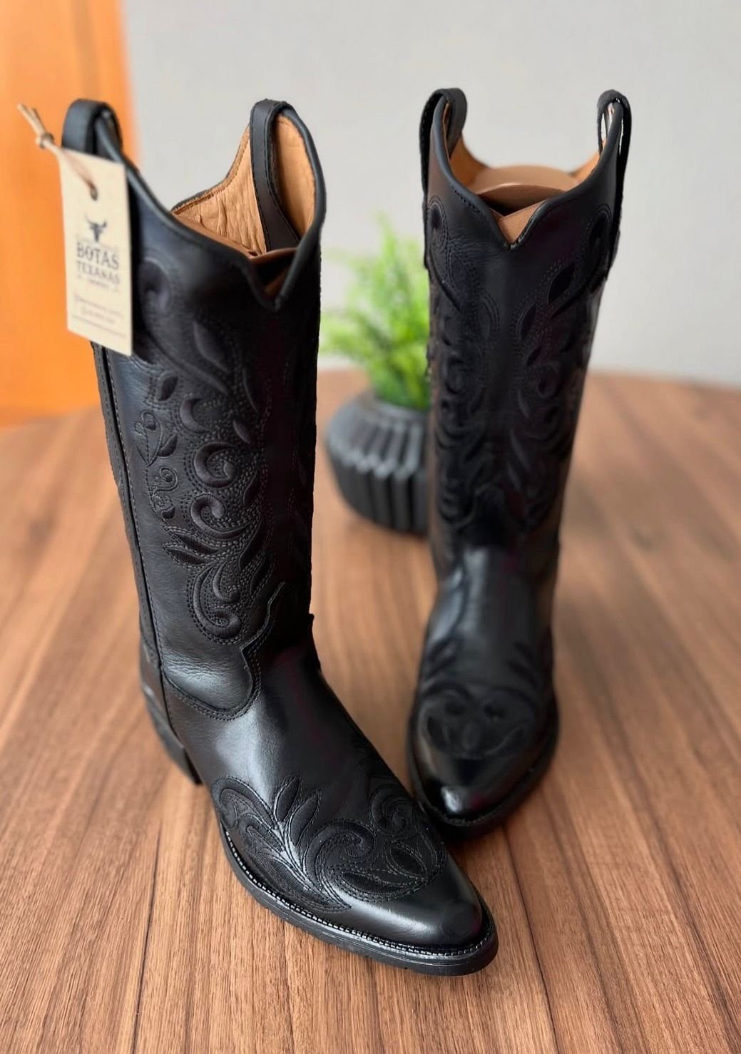 Texana Geovana - Couro Látego Preto/Bordado Ramos Preto