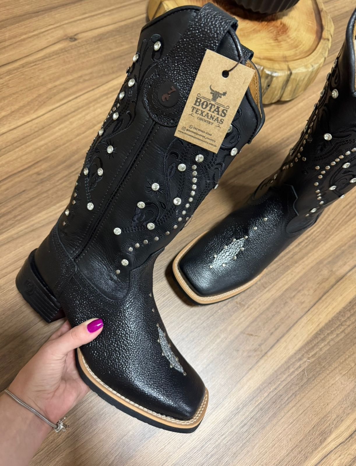 Texana Alice - Couro Látego e Arraia Preto/Bordado Tribal Preto c/ Metais Strass