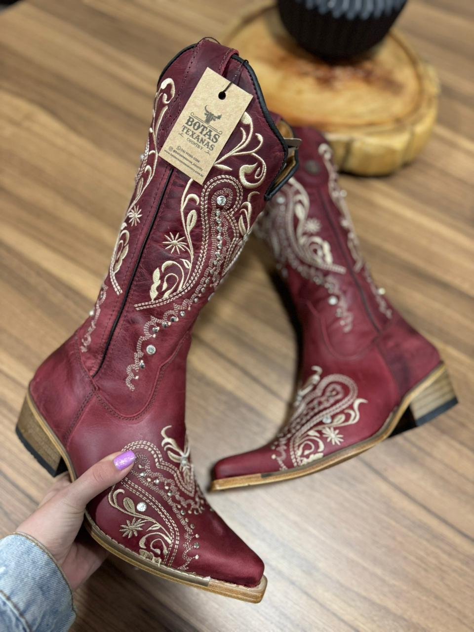 Texana Alice (Perfilado) - Couro Fóssil Vermelho/Bordado Tribal Bege c/ Metais e Strass
