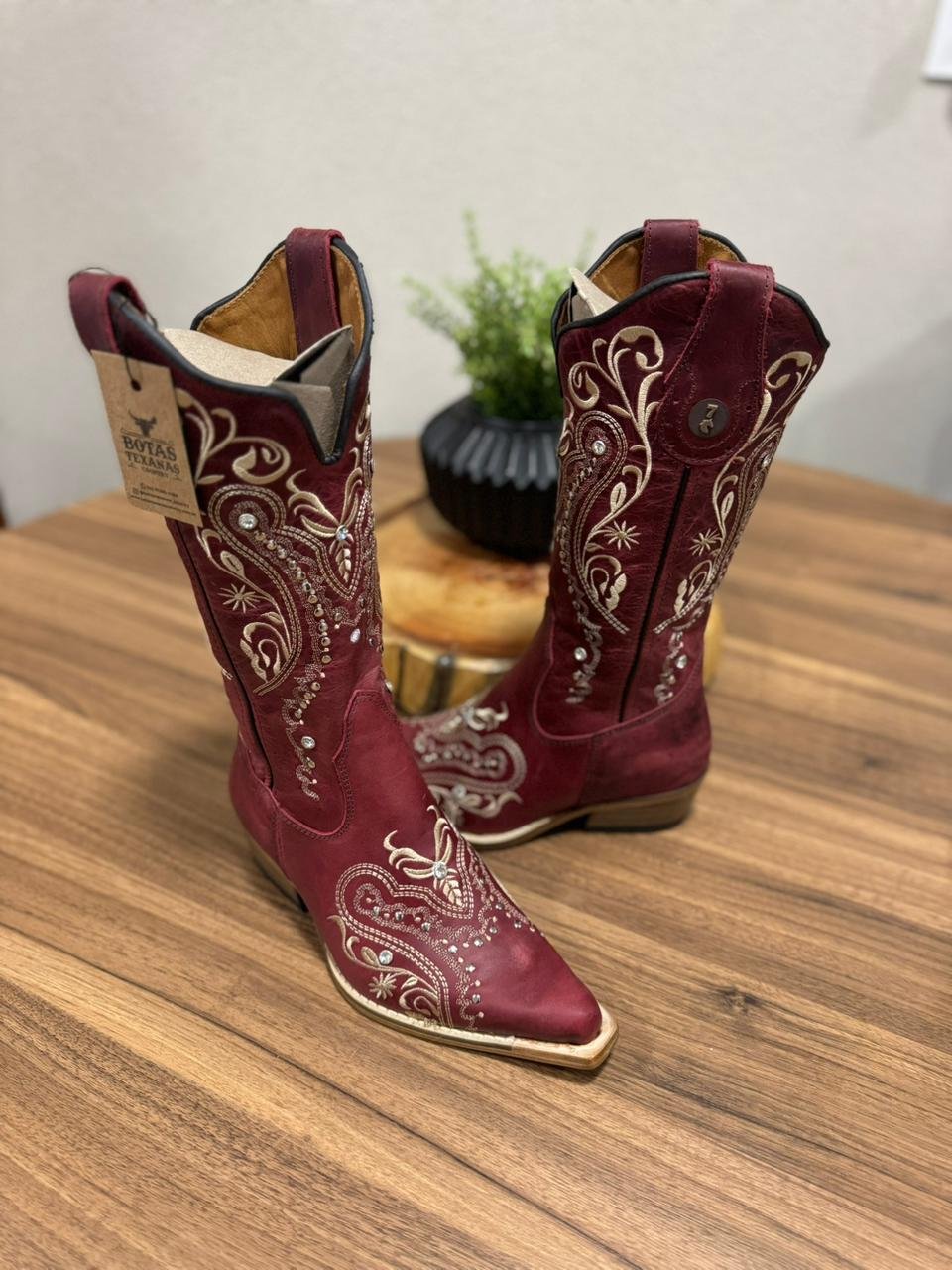 Texana Alice (Perfilado) - Couro Fóssil Vermelho/Bordado Tribal Bege c/ Metais e Strass