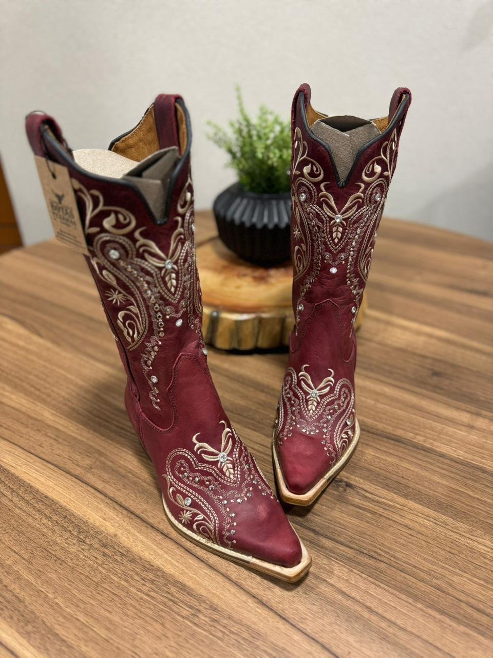 Texana Alice (Perfilado) - Couro Fóssil Vermelho/Bordado Tribal Bege c/ Metais e Strass