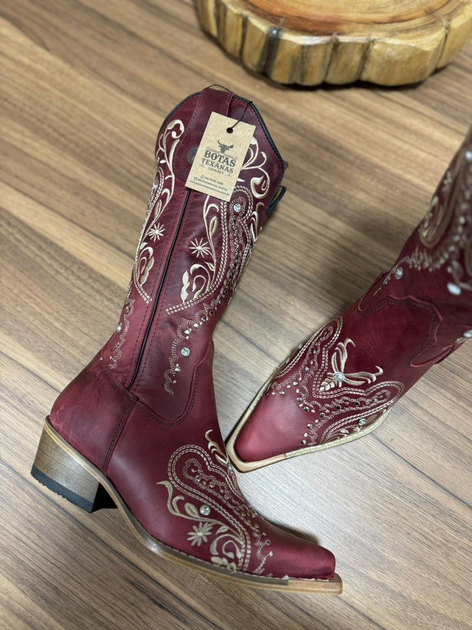 Texana Alice (Perfilado) - Couro Fóssil Vermelho/Bordado Tribal Bege c/ Metais e Strass