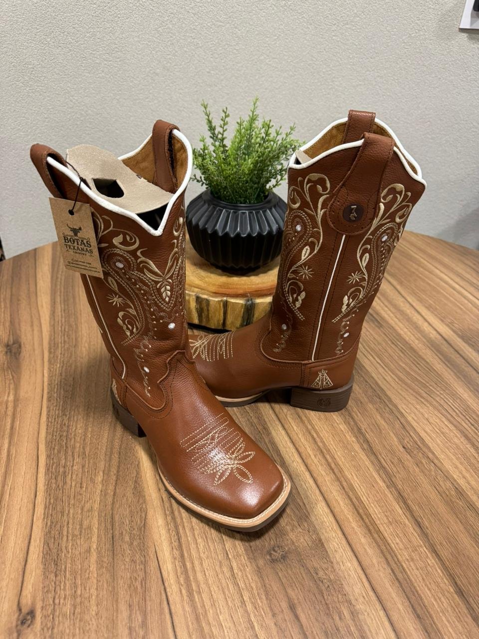Texana Alice - Couro Mustang/Bordado Tibal Bege com Padroeira