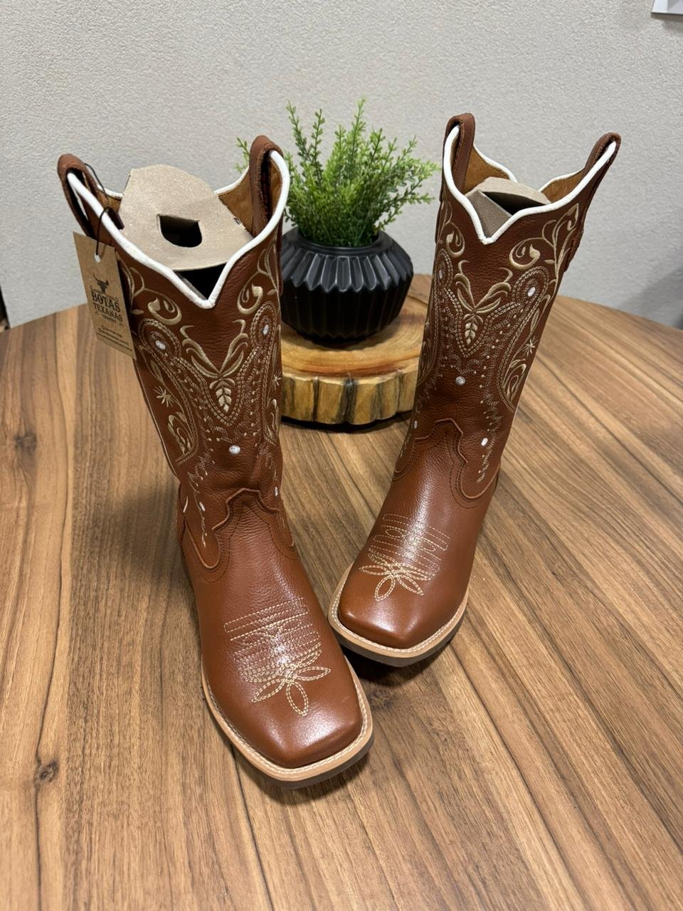 Texana Alice - Couro Mustang/Bordado Tibal Bege com Padroeira