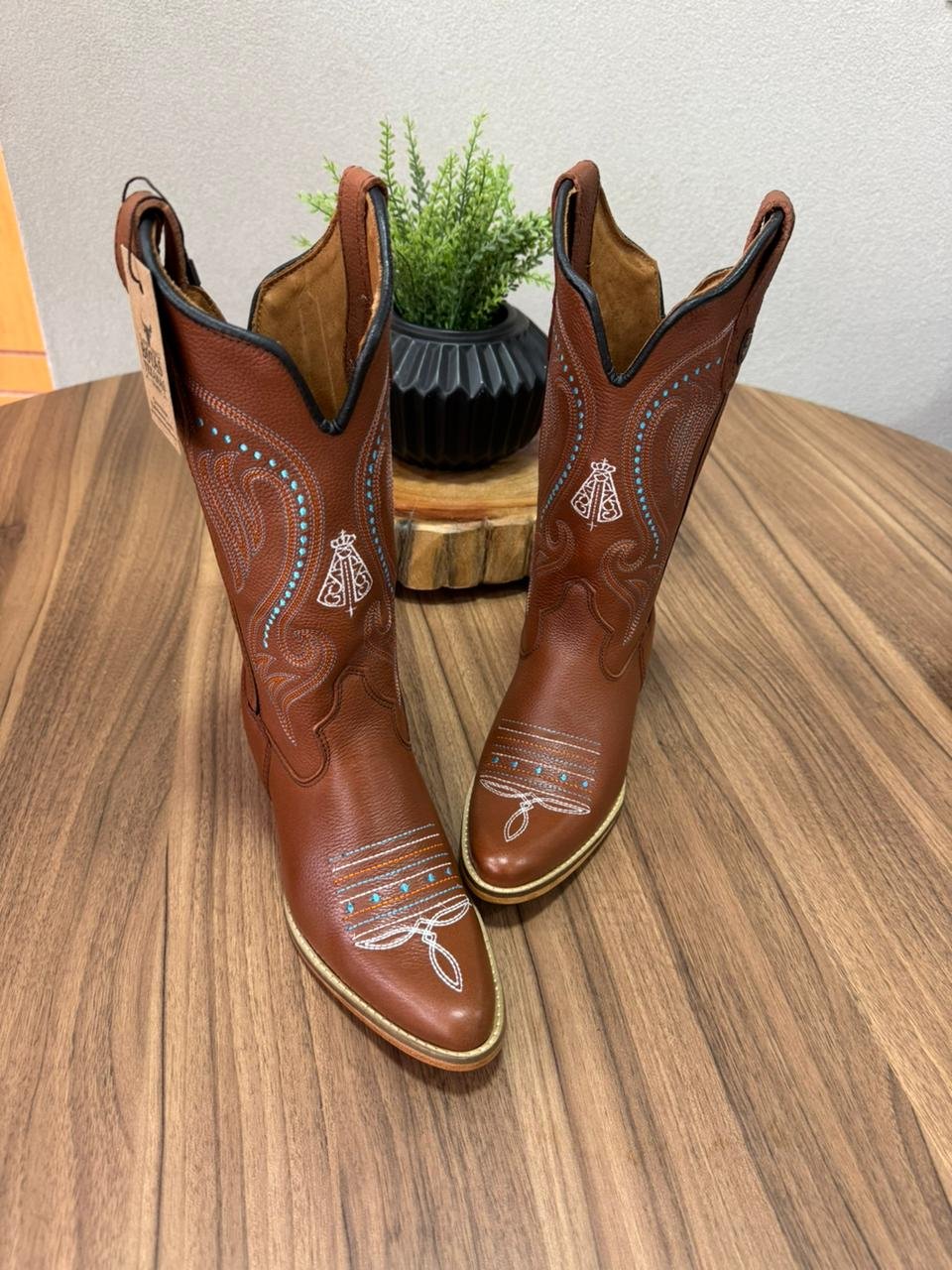 Texana Laura - Couro Mustang/Bordado Azul e Branco c/ Padroeira