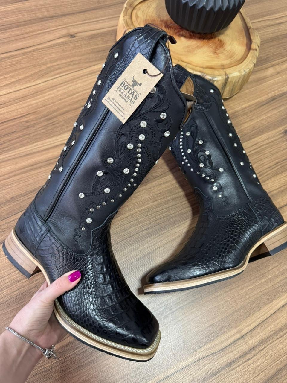 Texana Alice - Couro Látego e Jacaré Preto/Bordado Tribal Preto com Metais e Strass (Solado de Couro)