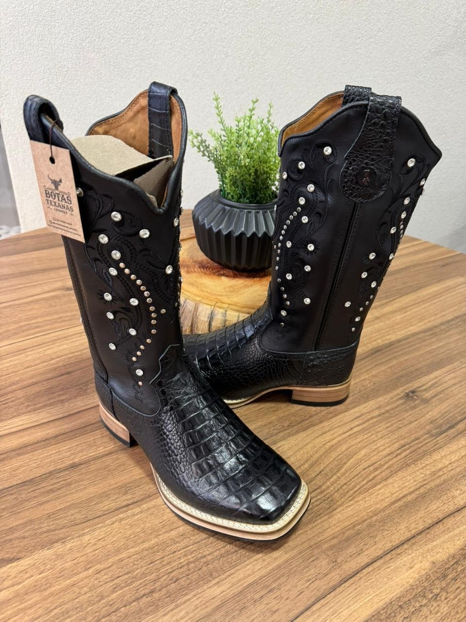 Texana Alice - Couro Látego e Jacaré Preto/Bordado Tribal Preto com Metais e Strass (Solado de Couro)