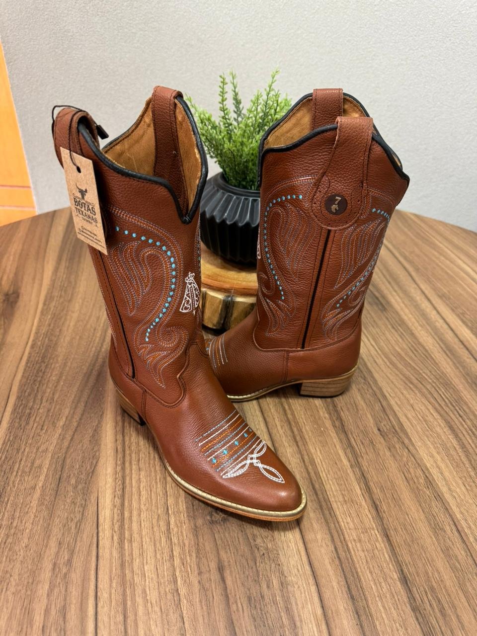 Texana Laura - Couro Mustang/Bordado Azul e Branco c/ Padroeira