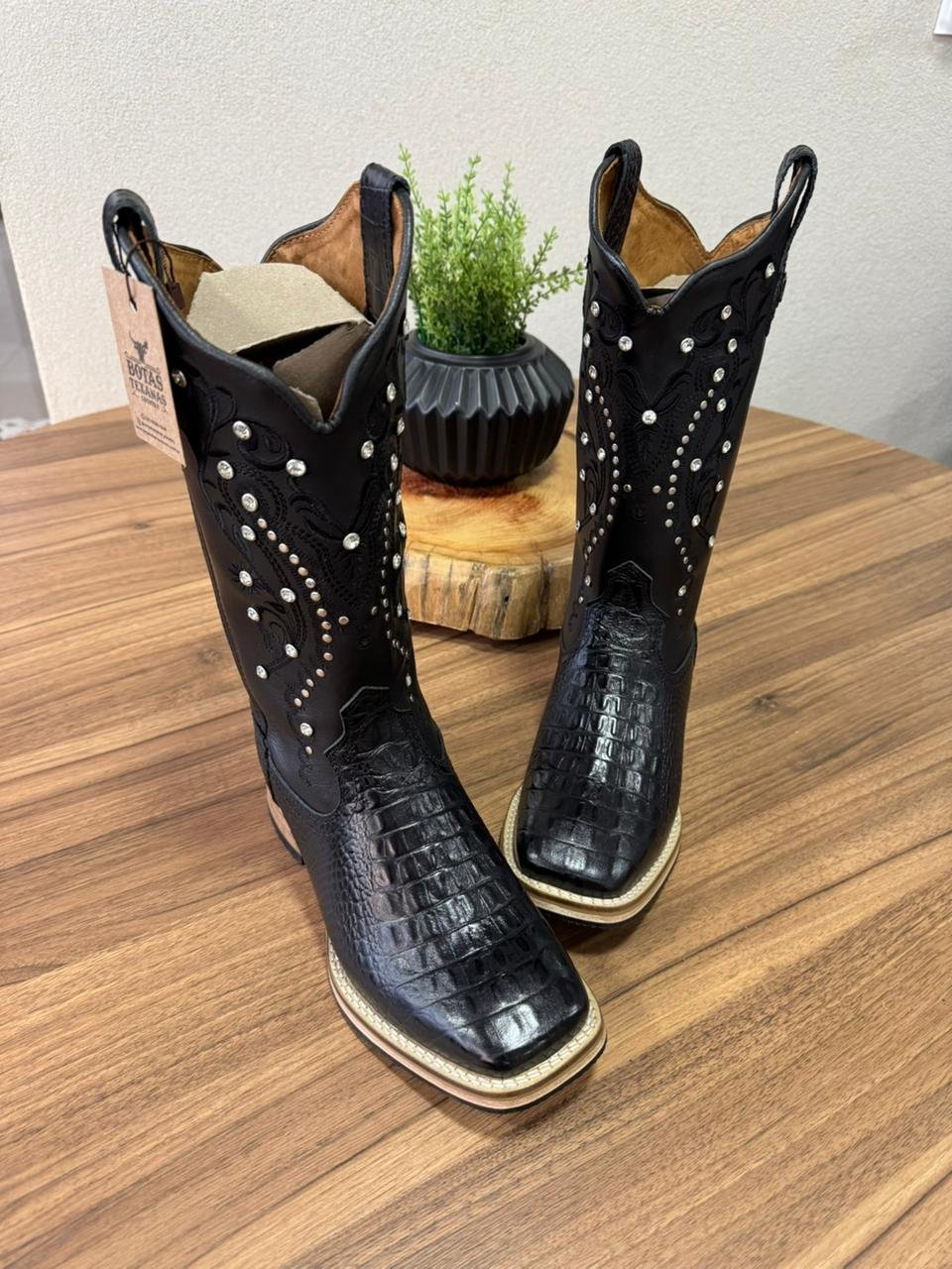 Texana Alice - Couro Látego e Jacaré Preto/Bordado Tribal Preto com Metais e Strass (Solado de Couro)