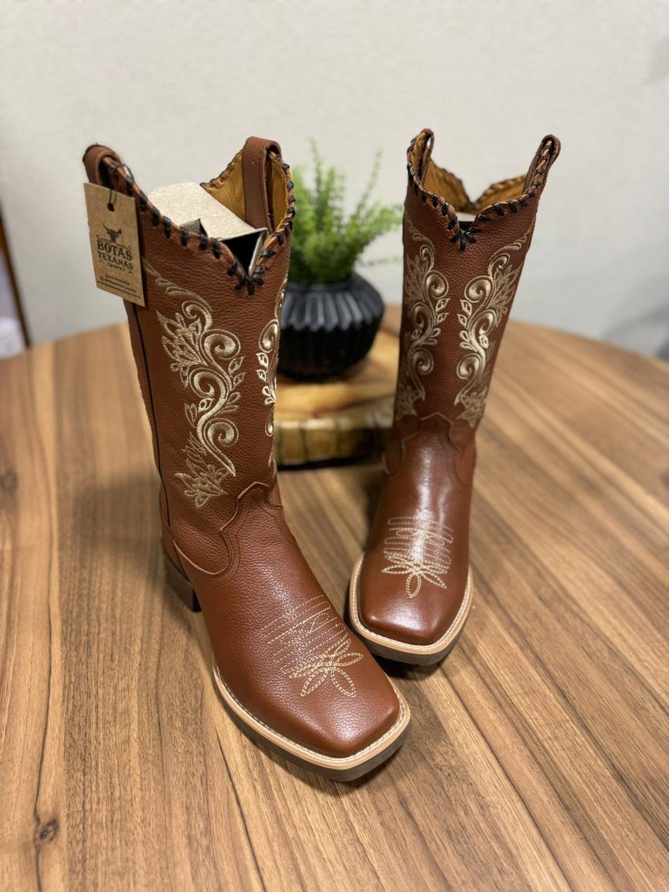 Texana Jessica - Couro Mustang/Bordado Ramos Bege com Tricê