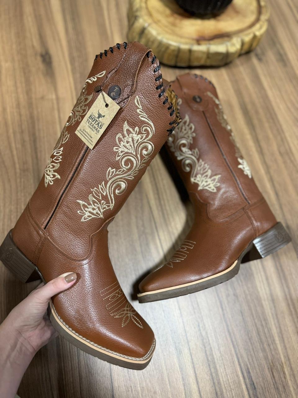 Texana Jessica - Couro Mustang/Bordado Ramos Bege com Tricê