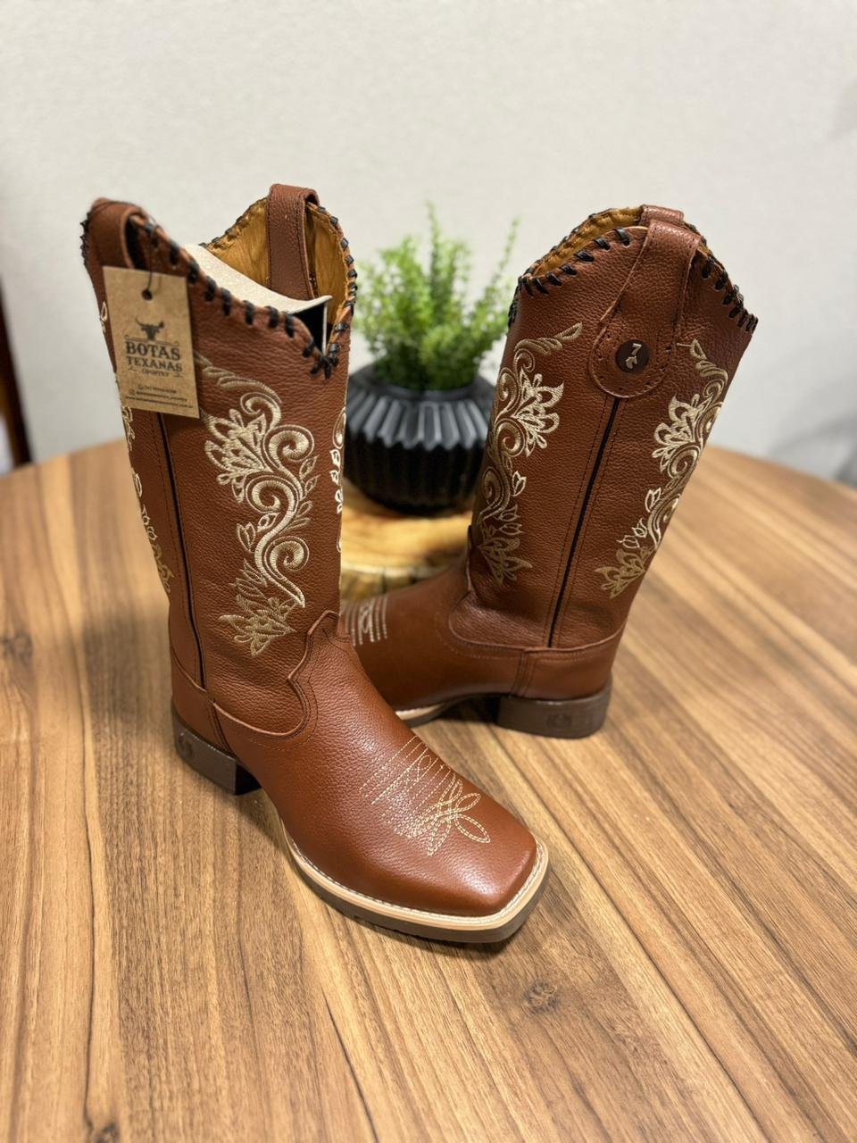 Texana Jessica - Couro Mustang/Bordado Ramos Bege com Tricê
