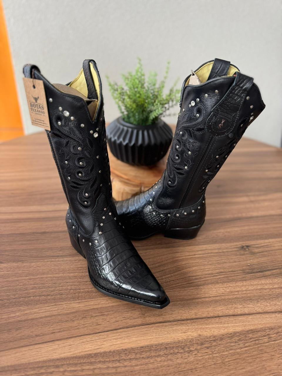 Texana Geovana - Couro Látego e Jacaré Preto/Bordado Ramos Preto c/ Metais