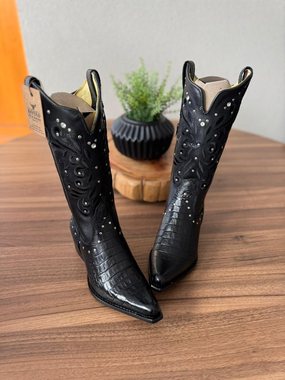 Texana Geovana - Couro Látego e Jacaré Preto/Bordado Ramos Preto c/ Metais
