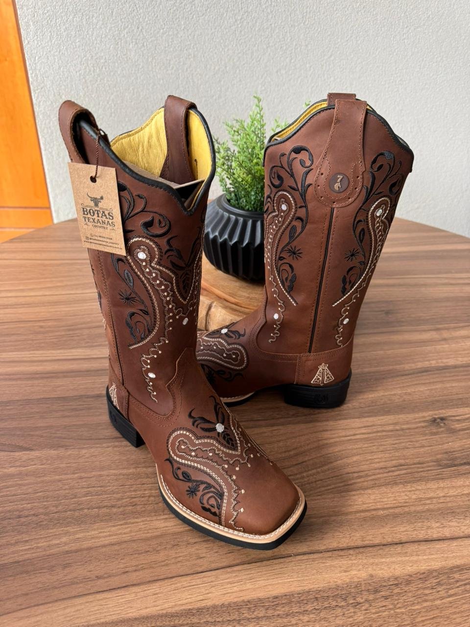 Texana Alice - Couro Horse Nescau/Bordado Tribal Preto e Bege c/ Padroeira