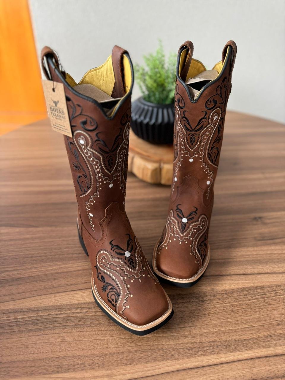 Texana Alice - Couro Horse Nescau/Bordado Tribal Preto e Bege c/ Padroeira
