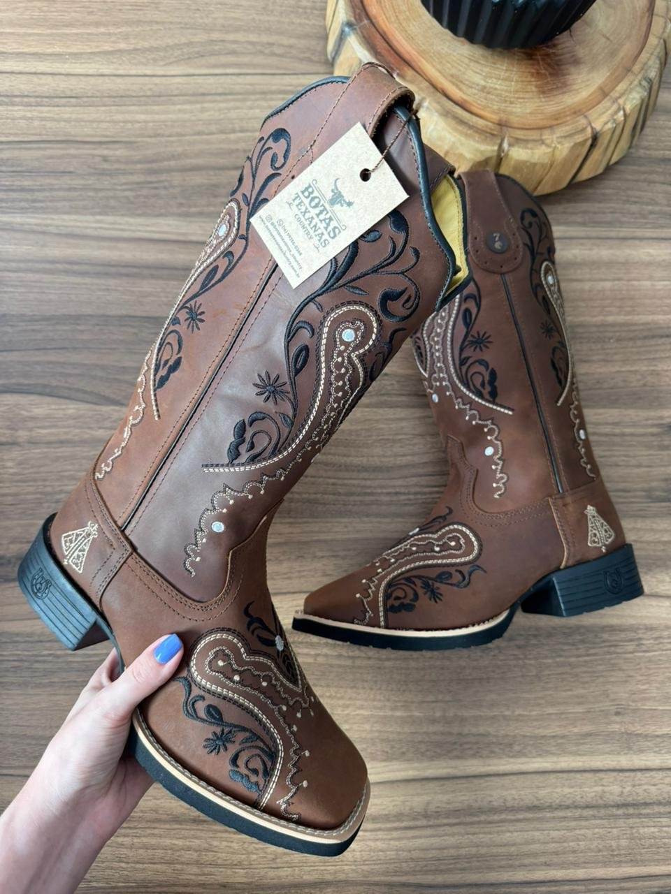 Texana Alice - Couro Horse Nescau/Bordado Tribal Preto e Bege c/ Padroeira