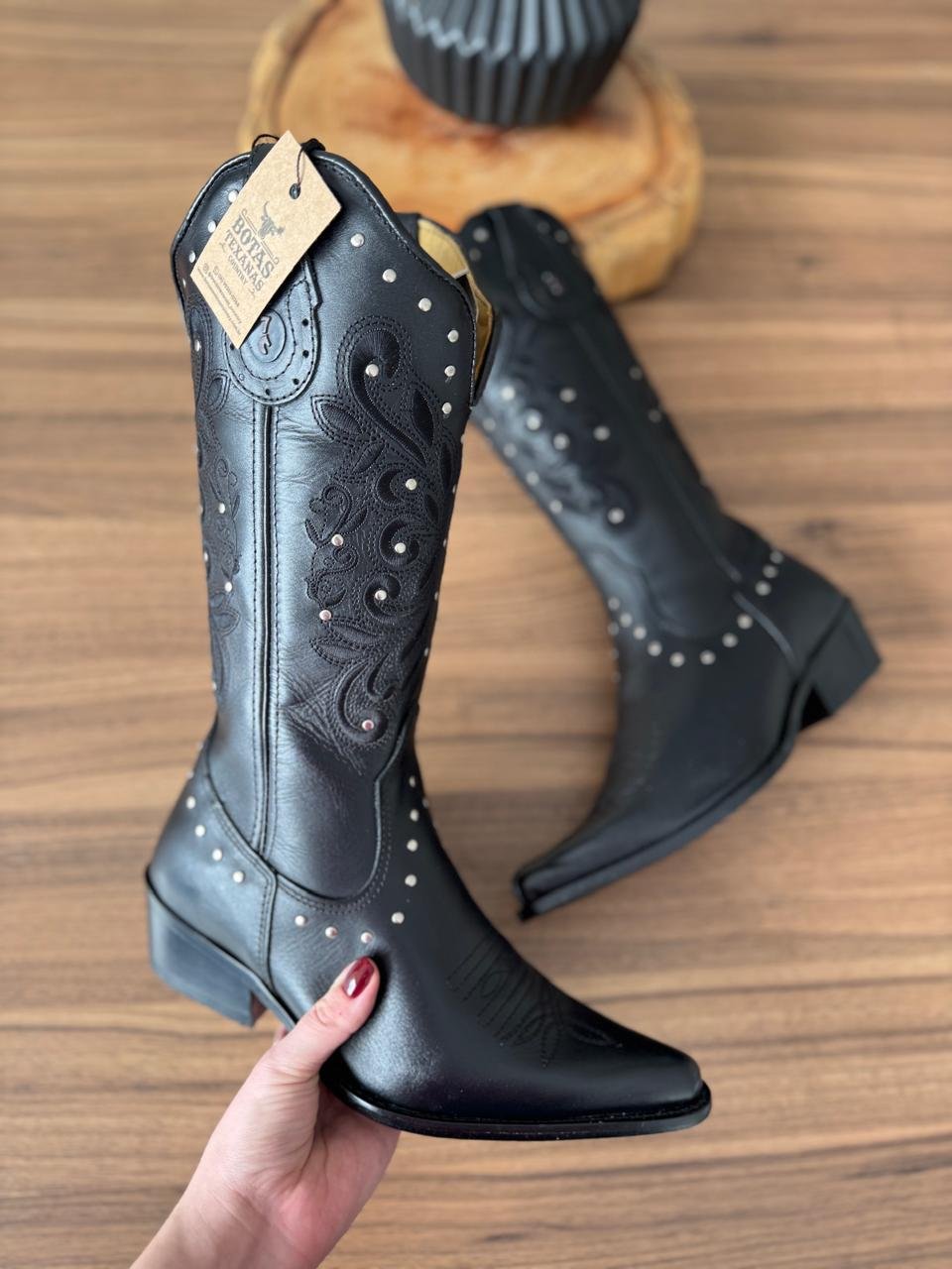 Texana Geovana (Perfilado) - Couro Látego Preto/Bordado Ramos Preto 