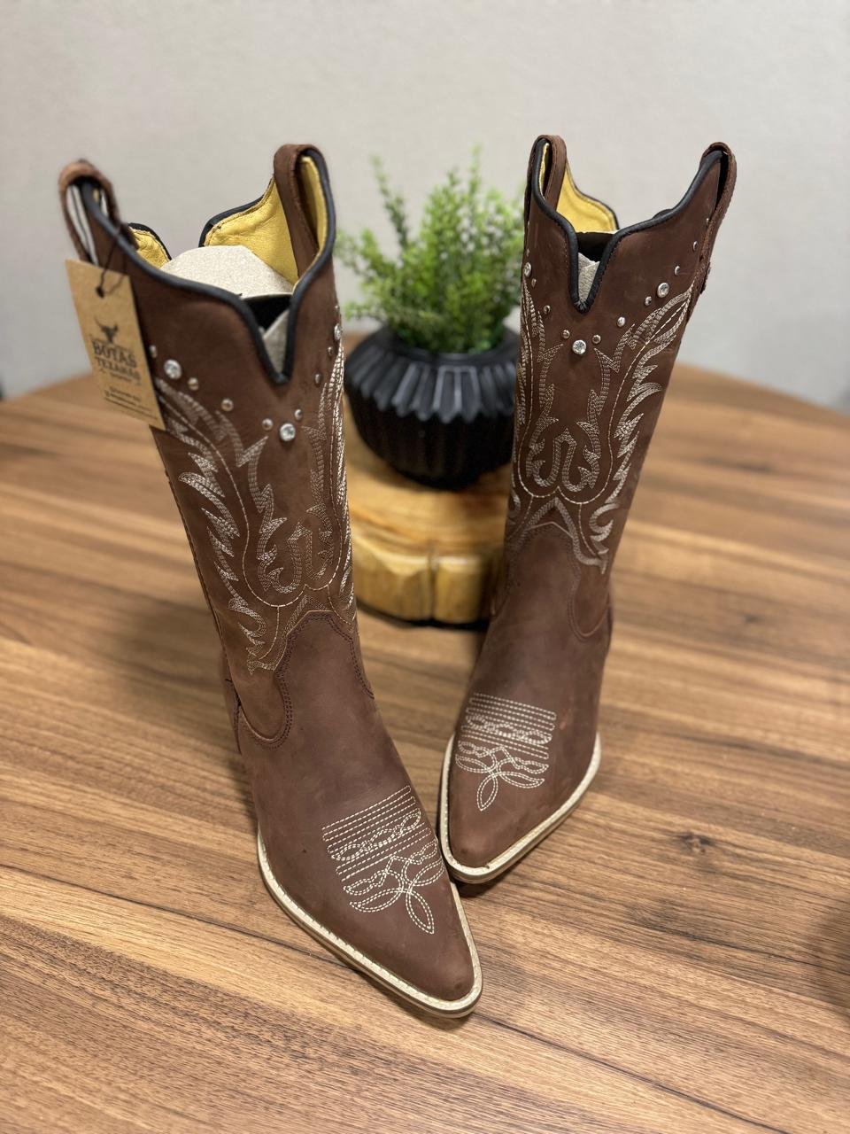 Texana Sara (Perfilado) - Couro Horse Nescau/Bordado Bege com Metais e Strass