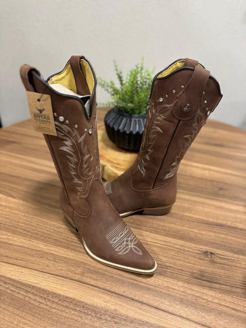 Texana Sara (Perfilado) - Couro Horse Nescau/Bordado Bege com Metais e Strass