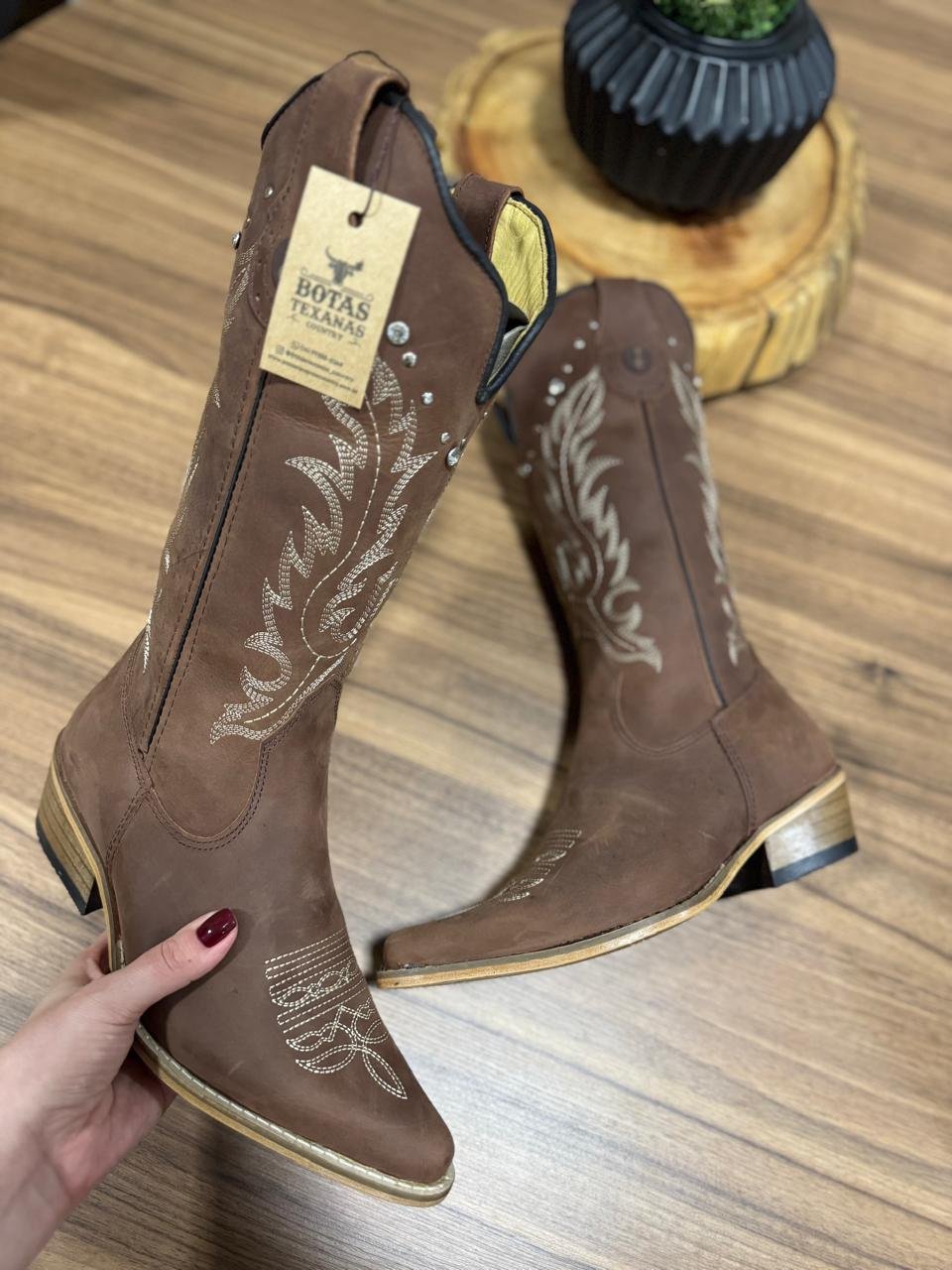 Texana Sara (Perfilado) - Couro Horse Nescau/Bordado Bege com Metais e Strass