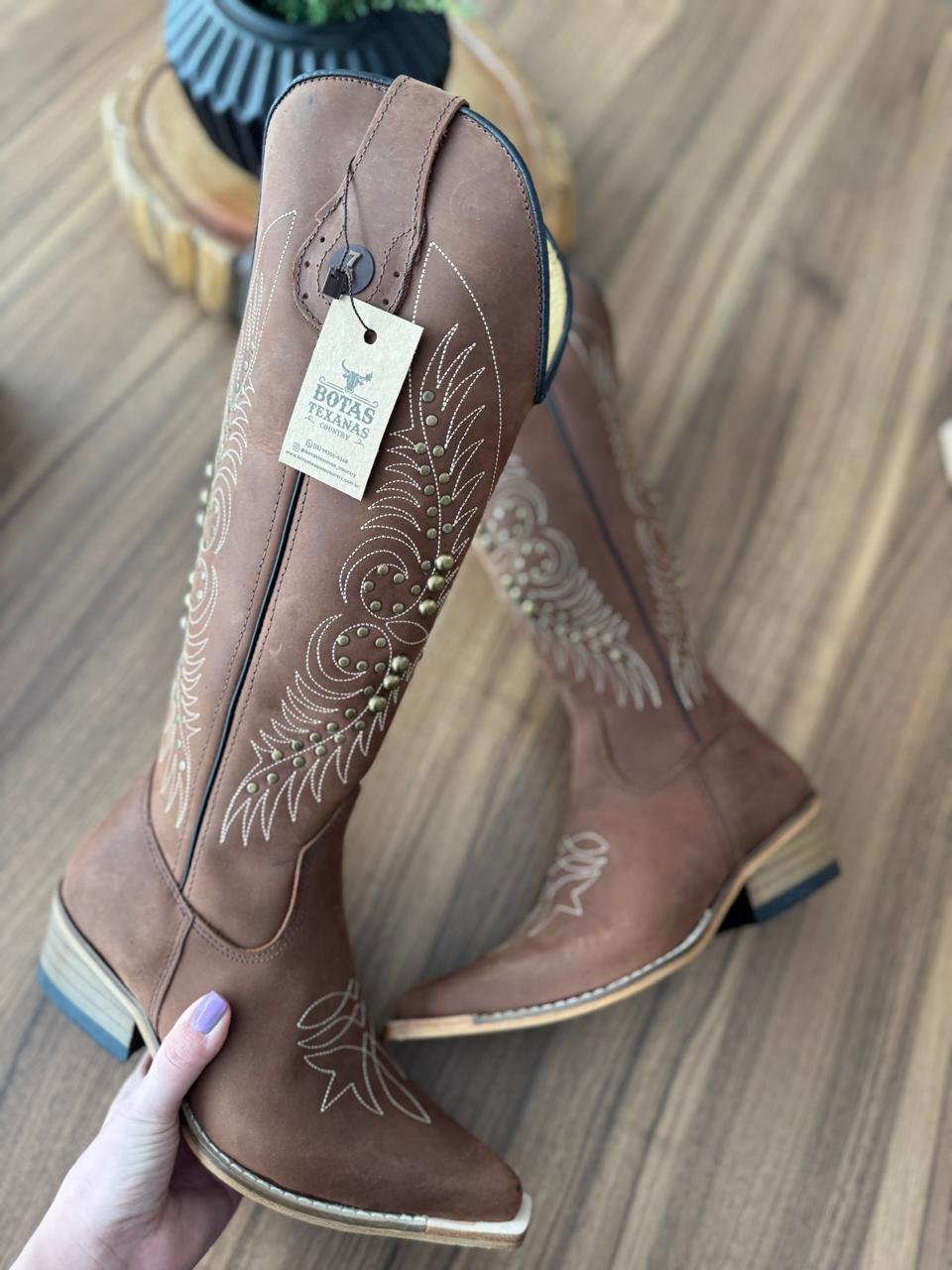 Texana Brisa (Over) - Couro Horse Nescau/Ramos Bege c/ Metais e Strass