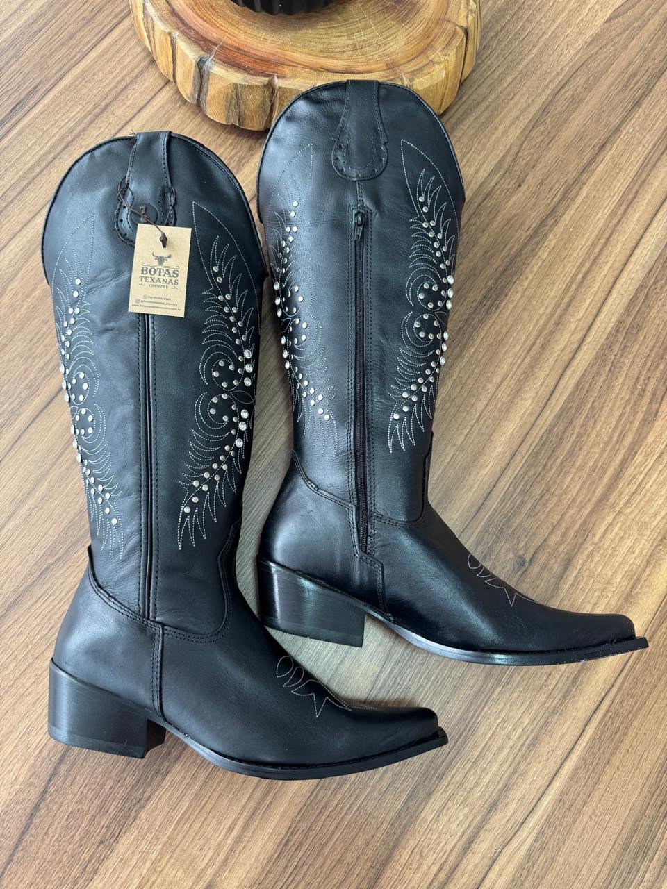 Texana Brisa (Over) - Couro Latego Preto/Ramos Cinza c/ Metais e Strass