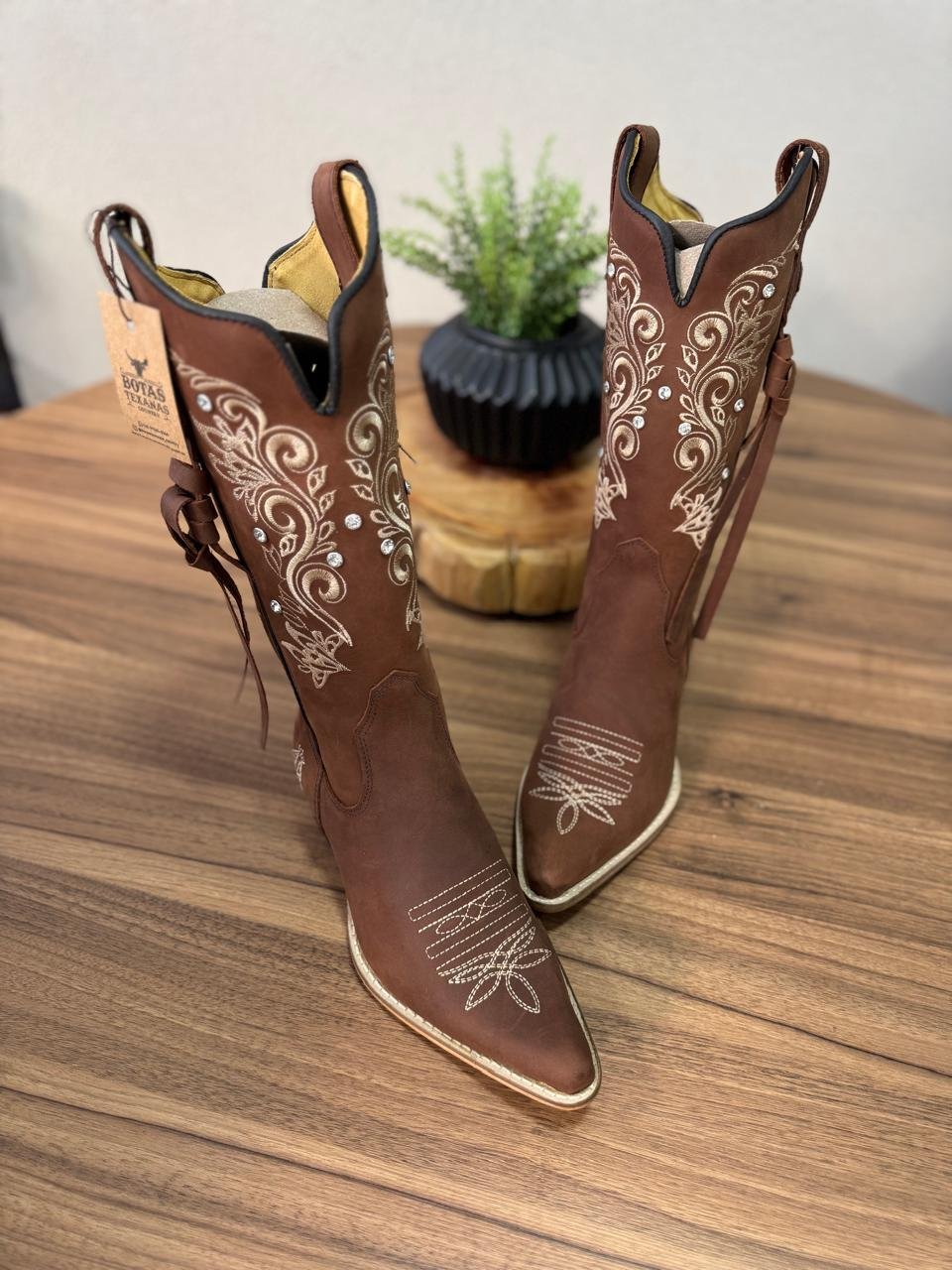 Texana Jessica (Perfilado) - Couro Horse Nescau/Ramos Bege c/ Padroeira/ c/ Strass e Tiras
