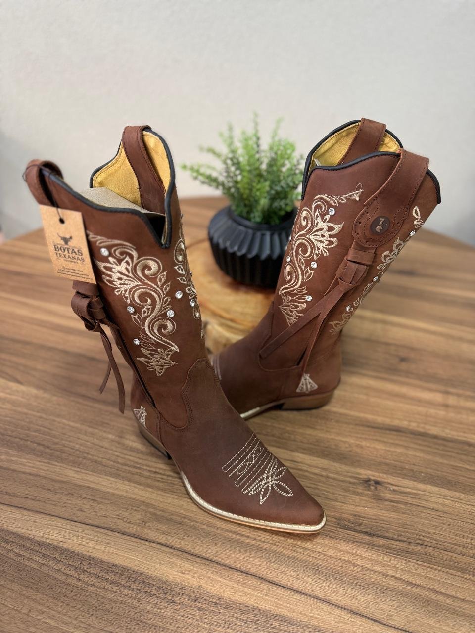 Texana Jessica (Perfilado) - Couro Horse Nescau/Ramos Bege c/ Padroeira/ c/ Strass e Tiras