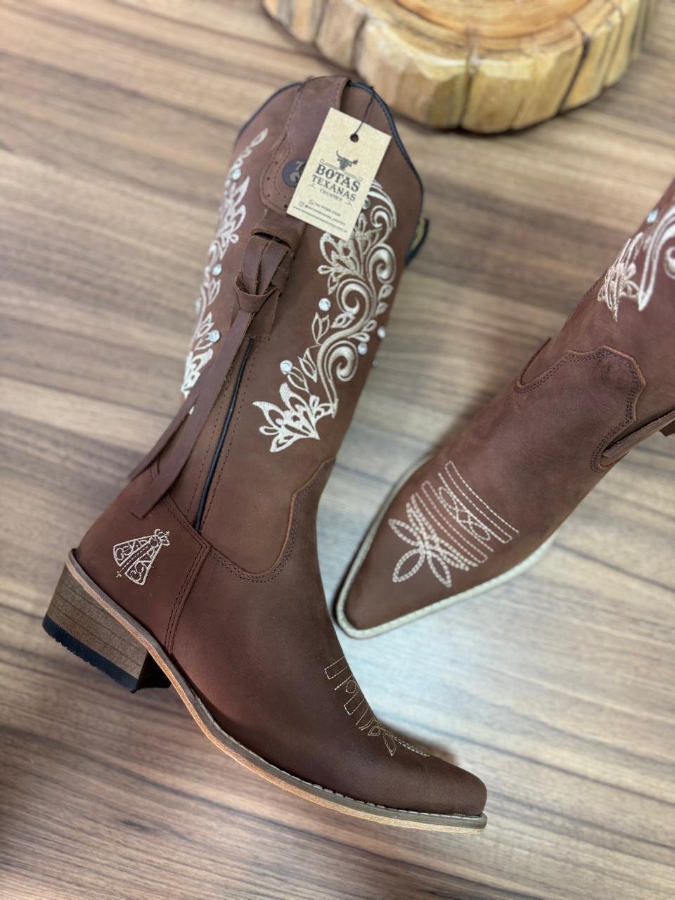 Texana Jessica (Perfilado) - Couro Horse Nescau/Ramos Bege c/ Padroeira/ c/ Strass e Tiras