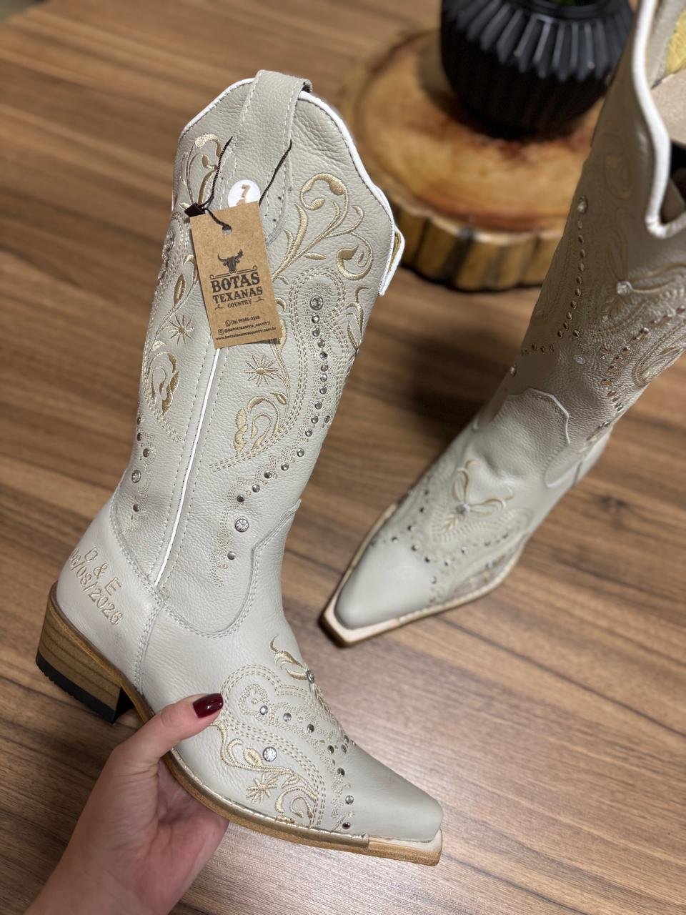 Texana Alice (Perfilado) - Couro Off-White/Tribal Bege c/ Metais e Strass