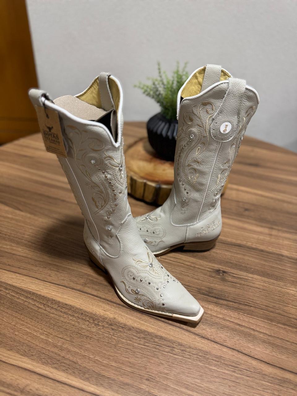 Texana Alice (Perfilado) - Couro Off-White/Tribal Bege c/ Metais e Strass