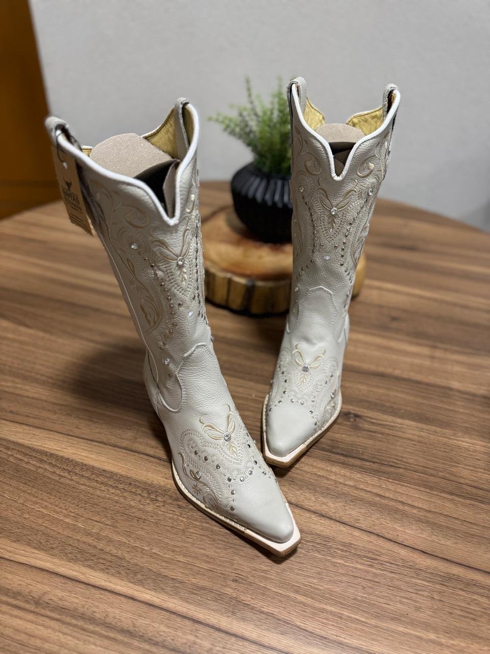 Texana Alice (Perfilado) - Couro Off-White/Tribal Bege c/ Metais e Strass