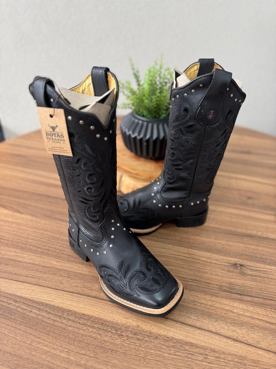 Texana Geovana - Couro Látego Preto/Bordados Ramos Preto c/ Metais