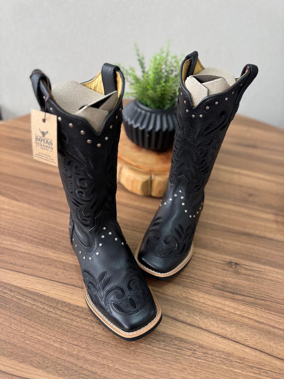 Texana Geovana - Couro Látego Preto/Bordados Ramos Preto c/ Metais