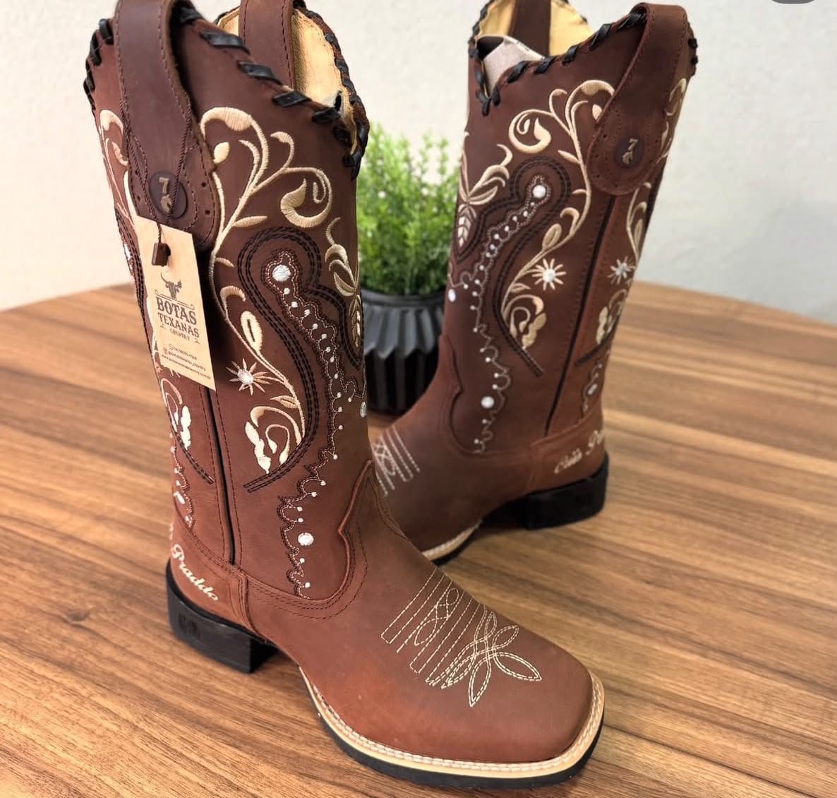 Texana Alice - Couro Horse Nescau/Bordado Tribal Preto e Bege 
