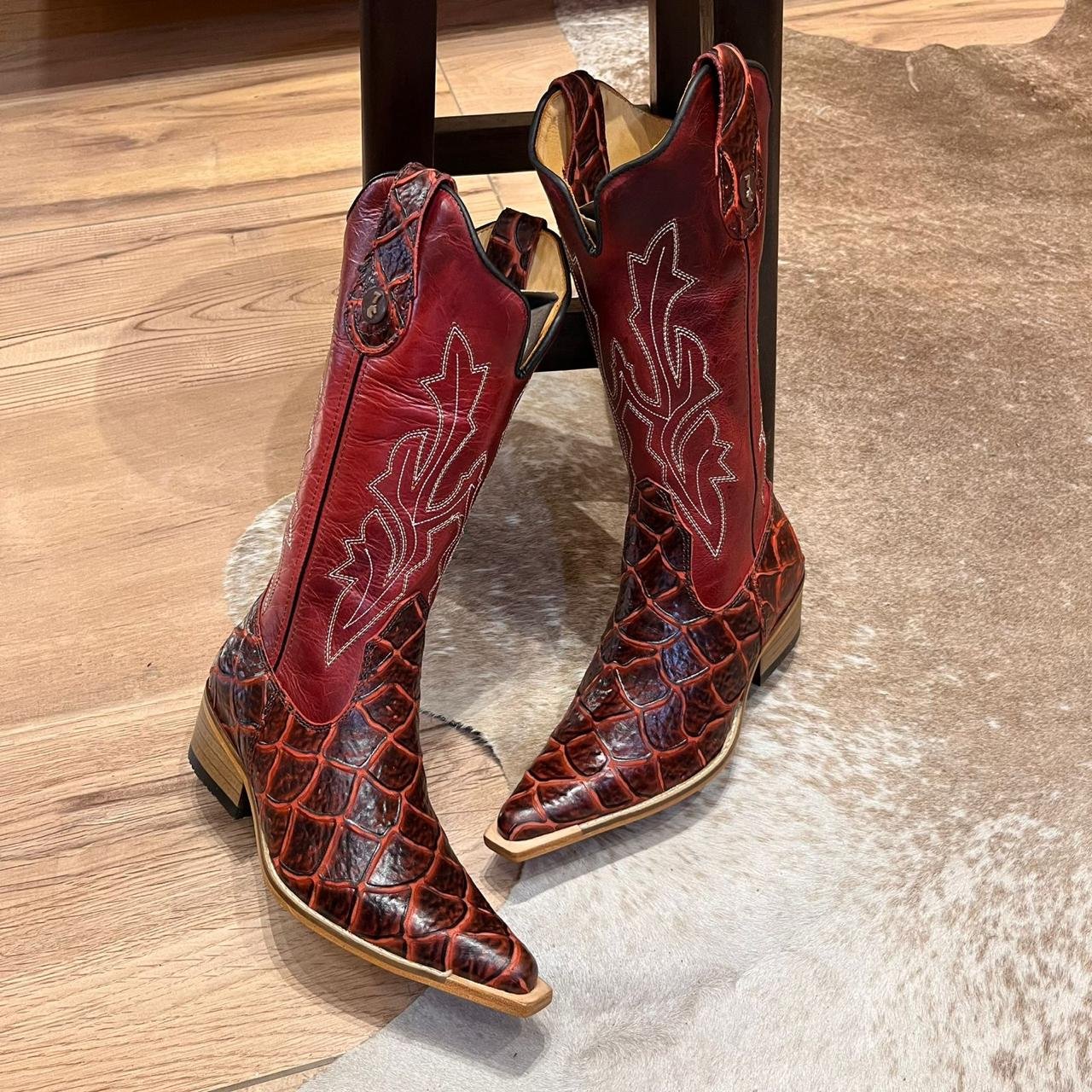 Texana Katy - Couro Fóssil Vermelho e Estilizado Pirarucu/Bordado Ramos  