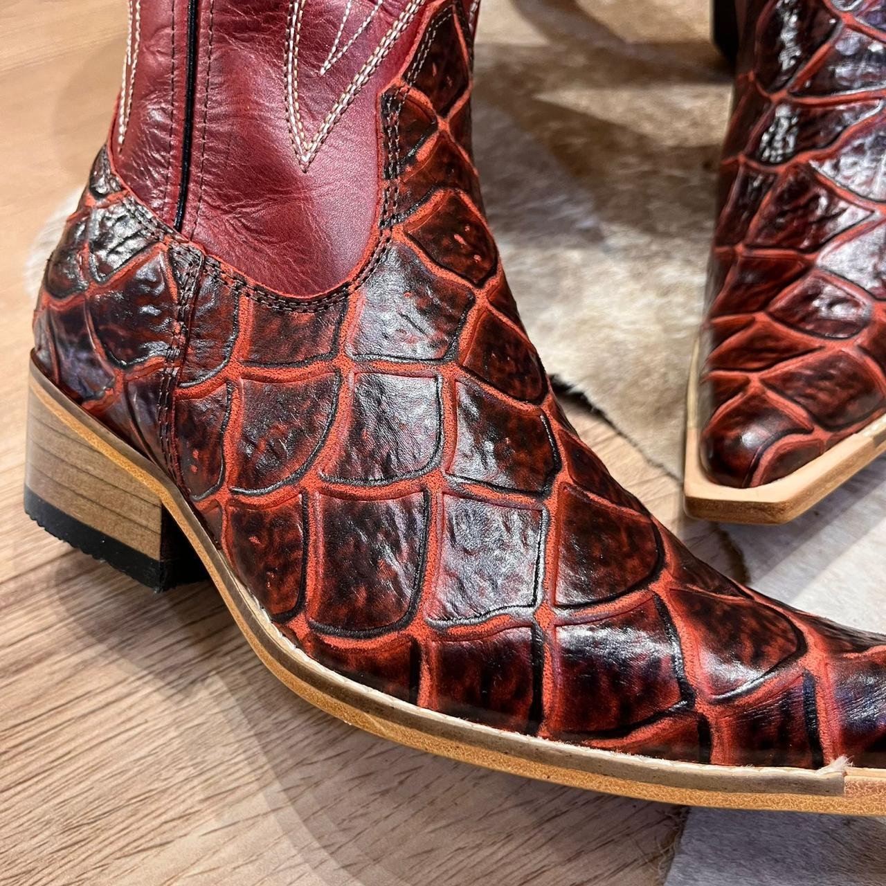 Texana Katy - Couro Fóssil Vermelho e Estilizado Pirarucu/Bordado Ramos  