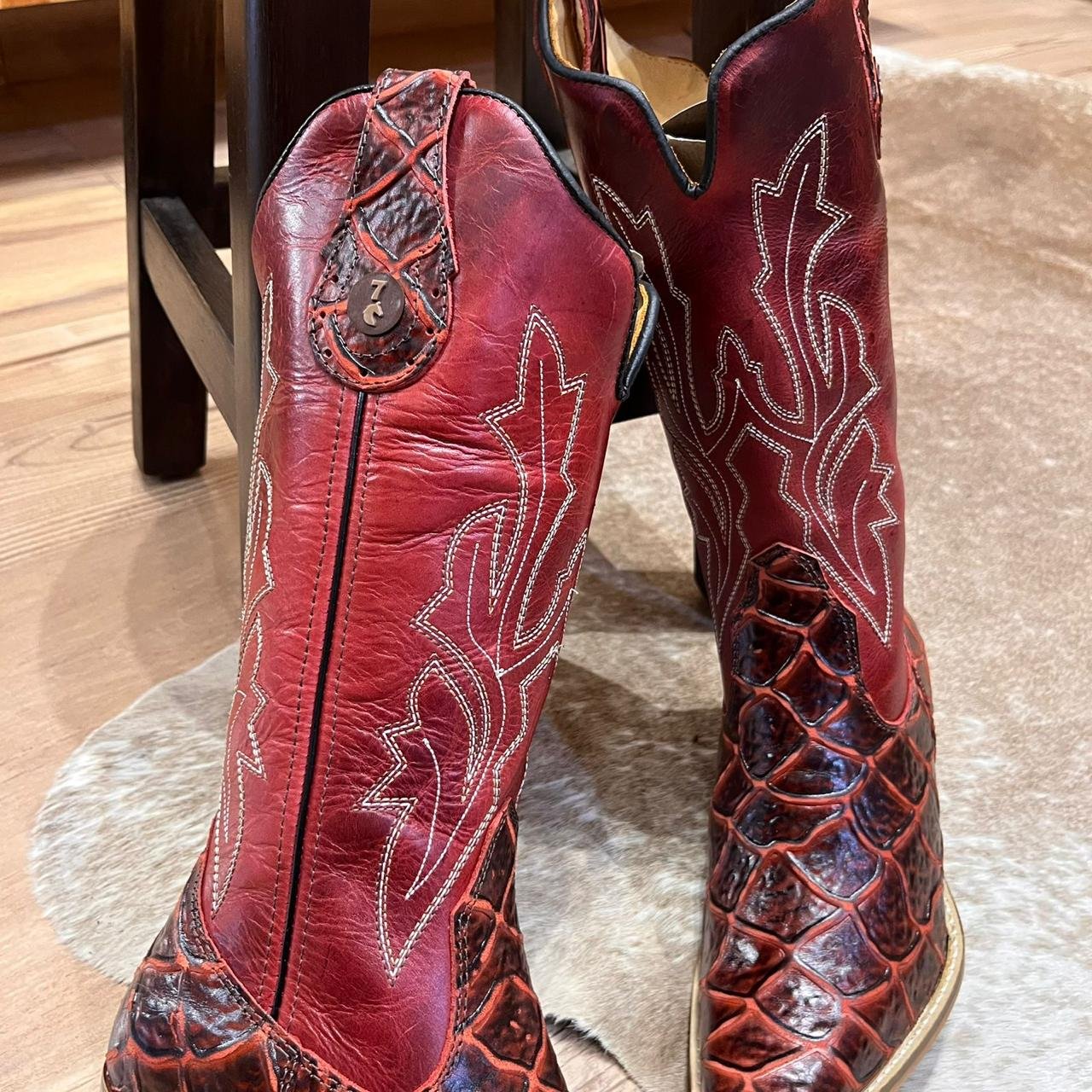 Texana Katy - Couro Fóssil Vermelho e Estilizado Pirarucu/Bordado Ramos  