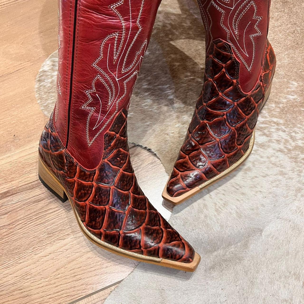 Texana Katy - Couro Fóssil Vermelho e Estilizado Pirarucu/Bordado Ramos  