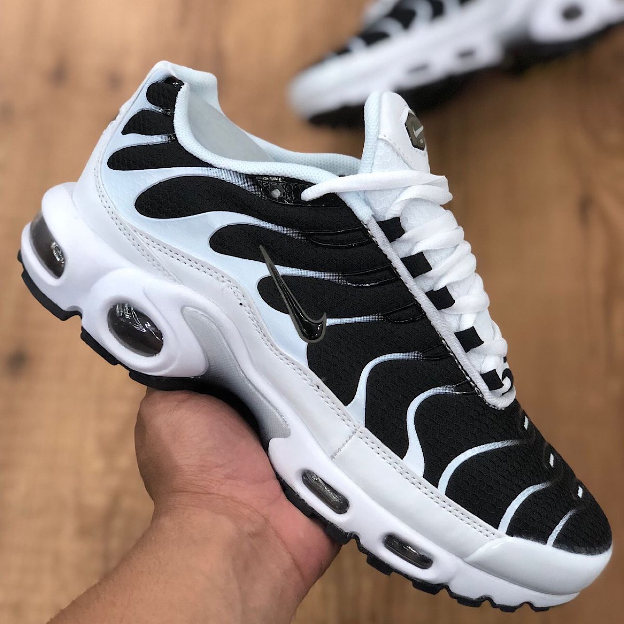 Tênis Nike Air Tn Max Plus - Preto e branco | Closet do Lins