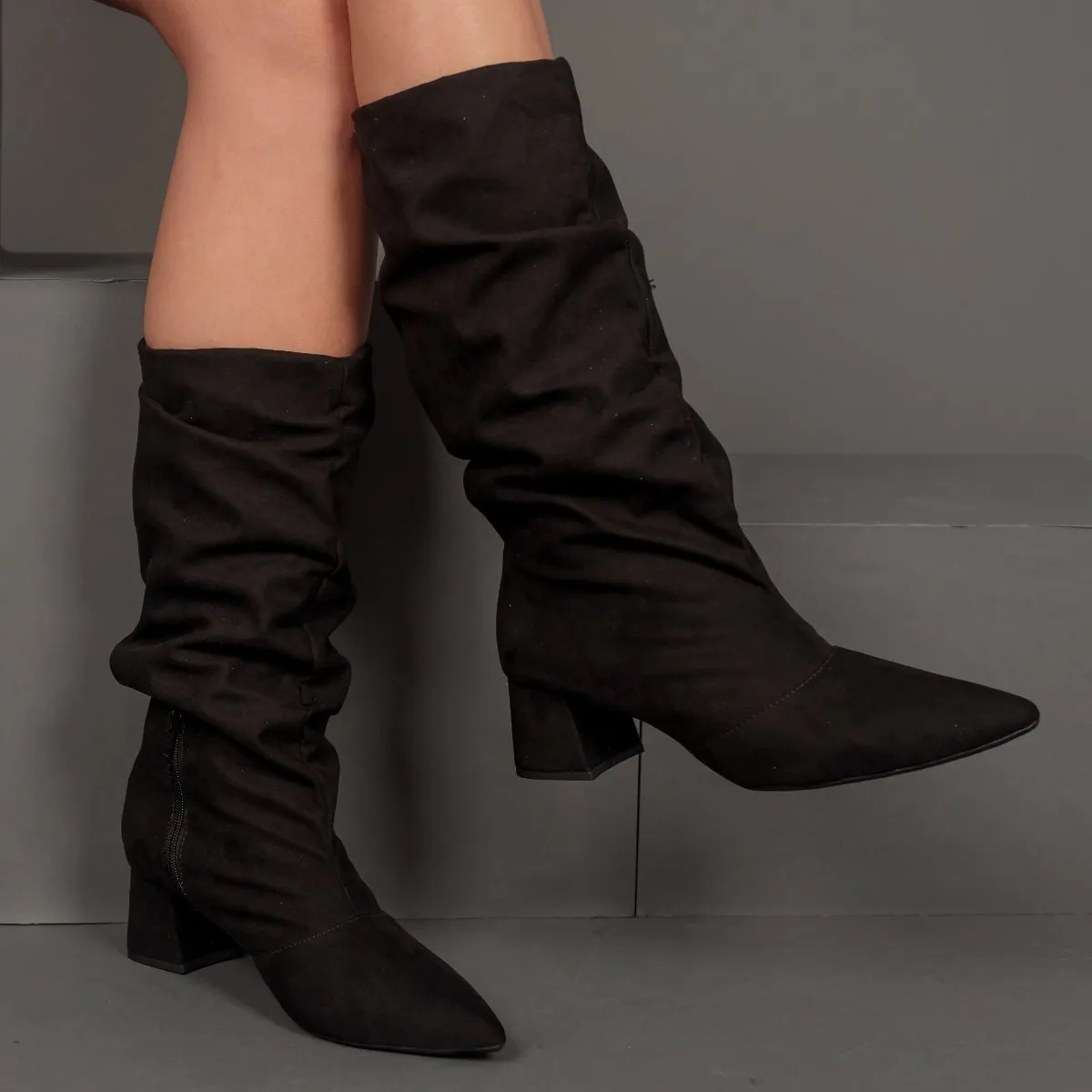 Bota Feminina Cano Médio Samanta Slouch Bico Fino Salto Baixo Pé