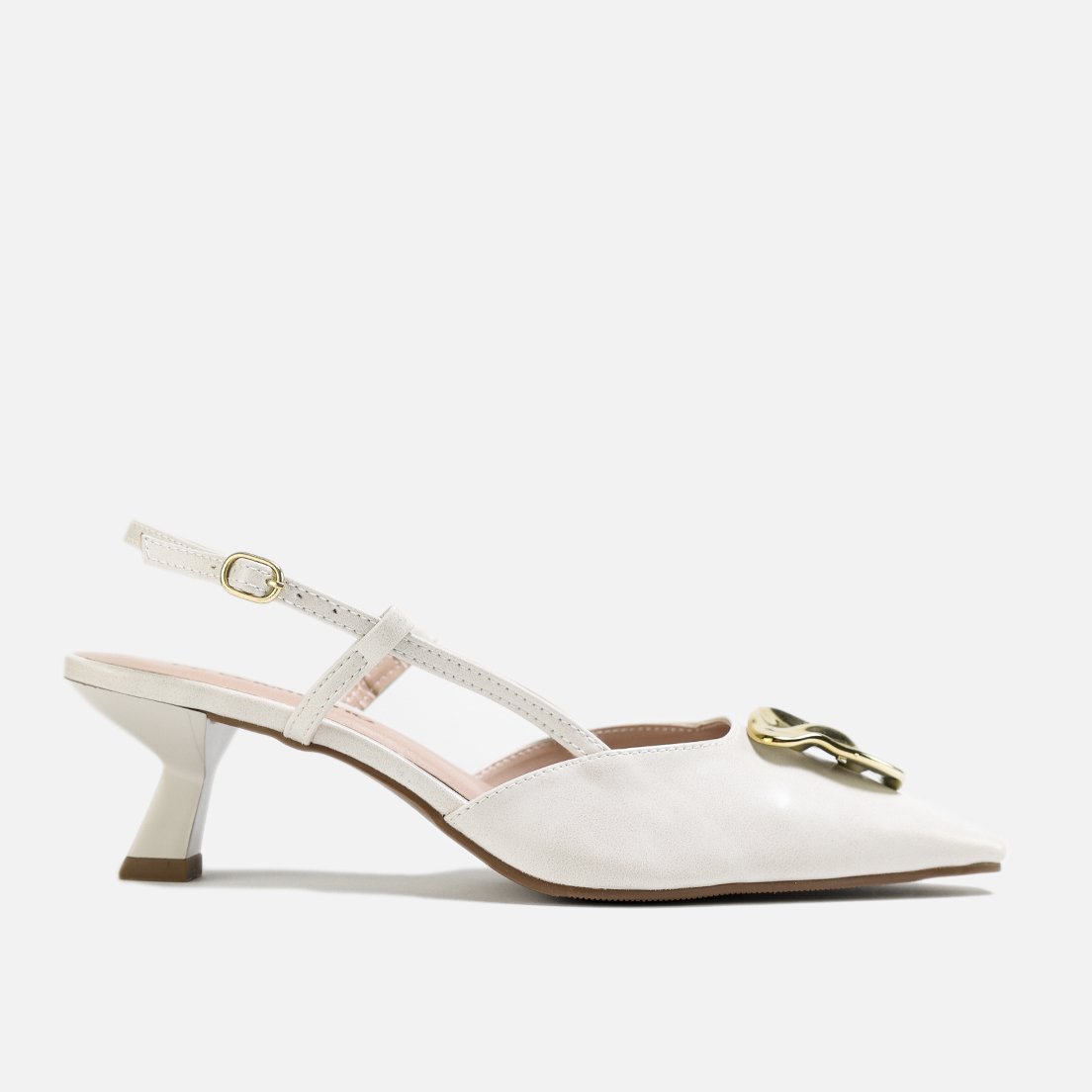 Scarpin Off White com Detalhe Dourado – Elegância e Conforto Pé