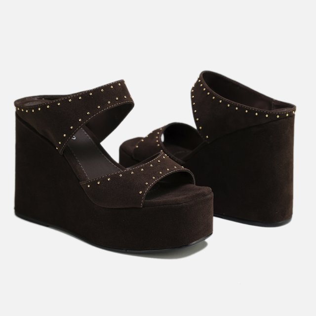 Sandália Anabela Plataforma Marrom com Tachas – Estilo e Conforto