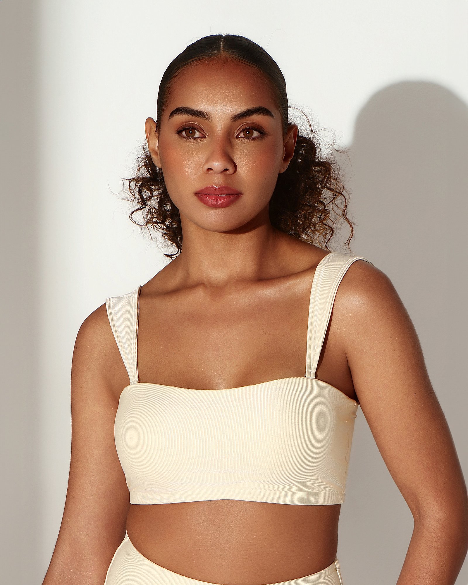 AMPHI 【HOUGA*AMPHI】 RUFFLED TOPS TOP FAIXA ALÇA LARGA FRANCIELE - OFF WHITE BOTÂNICO | Use Primicia