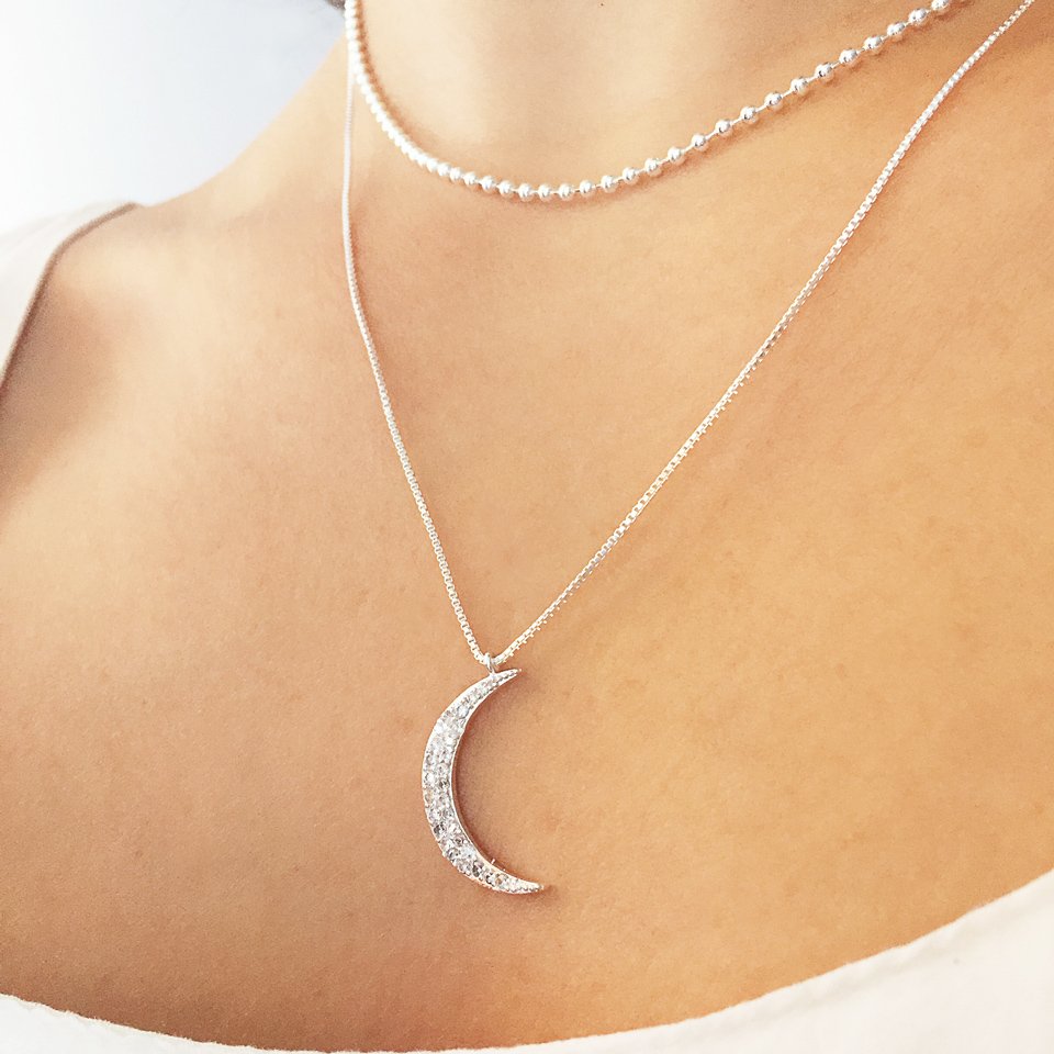 Colar pingente lua cravejada folheado em prata | Laki Shop