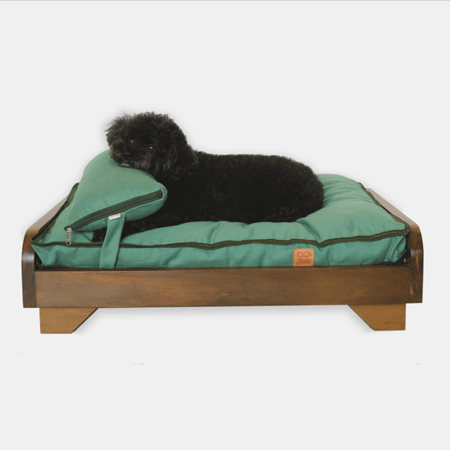 Cama de cachorro em madeira com almofadão - Barthô