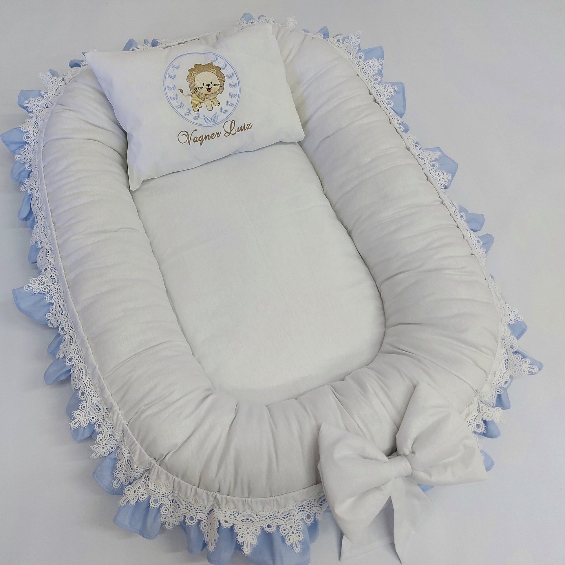 Ninho Redutor De Berço Modelo Oval Azul Bebê e Branco C/ Guipir +  Travesseiro Bordado Safari
