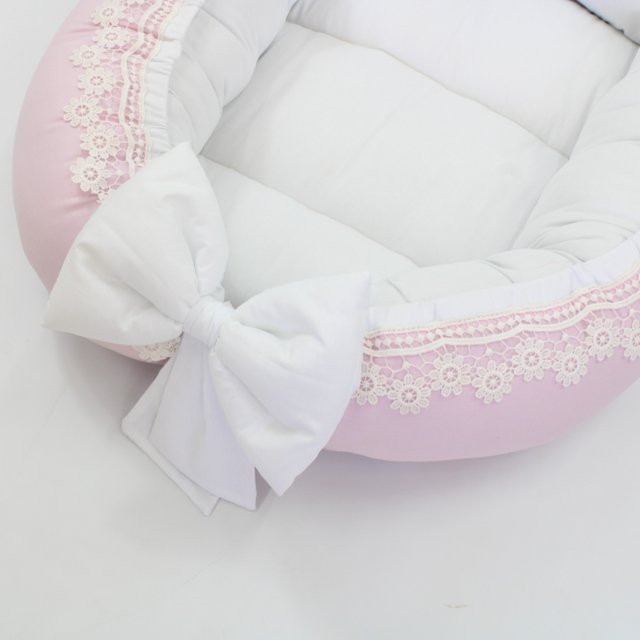 Ninho Redutor De Berço Modelo Tradicional Rosa Bebê e Branco C/ Guipir + Travesseiro  Branco Bordado